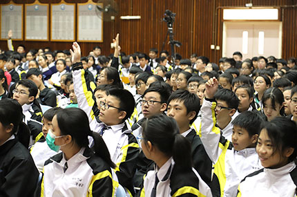 現場反應熱烈，同學仔踴躍舉手回答問題。