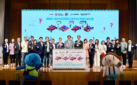 一眾嘉賓於啟動儀式後在台上合照。